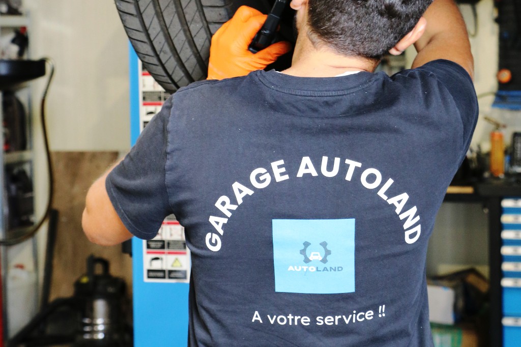 Wassim du Garage Autoland au travail sur un pneu