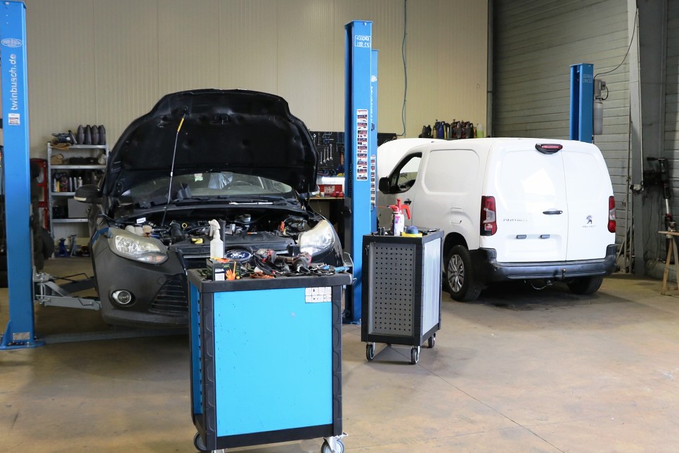 Atelier Garage Autoland — voitures et utilitaires sur ponts élévateurs près de Cholet
