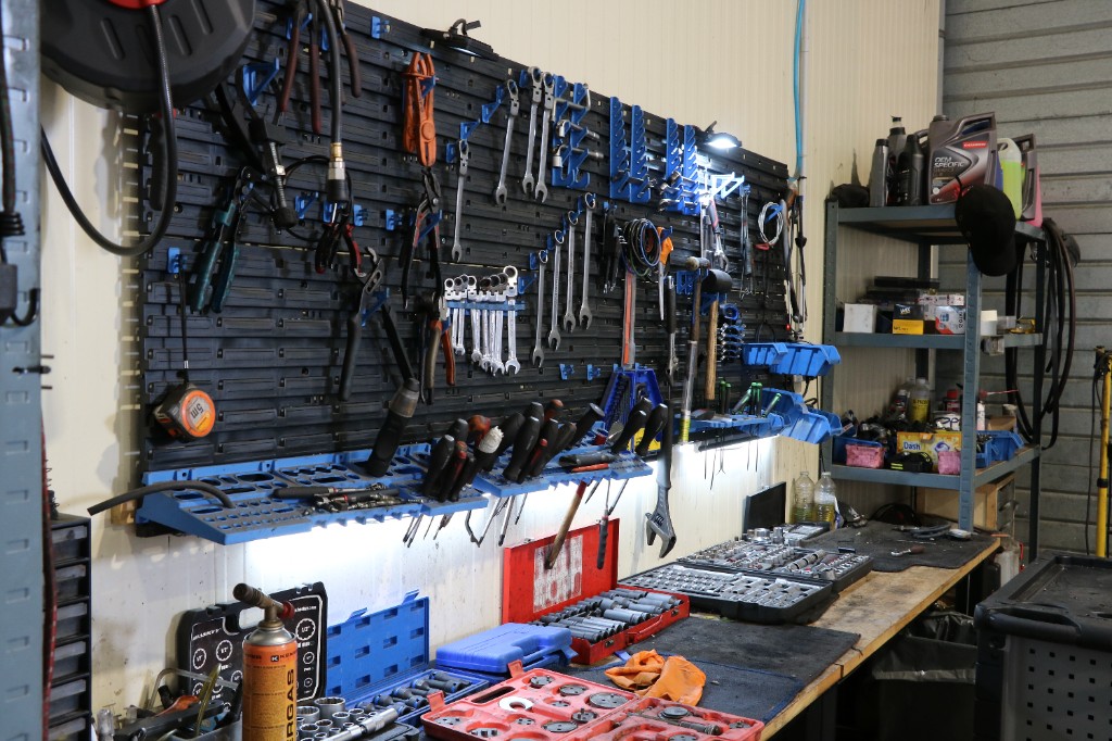 Outillage professionnel organisé à l'atelier